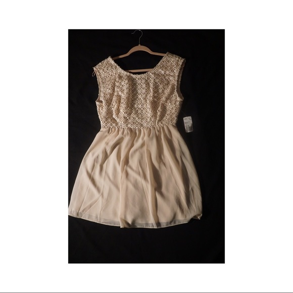 Short length dress from Forever 21. NEW, HAS TAGS! - Picture 3 of 4